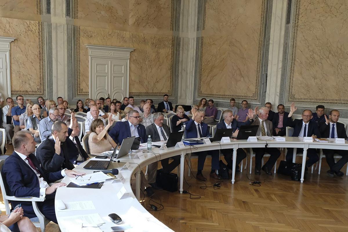 13 głosami „za” przy trzech wstrzymujących się i pięciu przeciw prezydent Robert Choma otrzymał absolutorium za wykonanie budżetu w 2017 roku.<br/>fot.Jacek Szwic