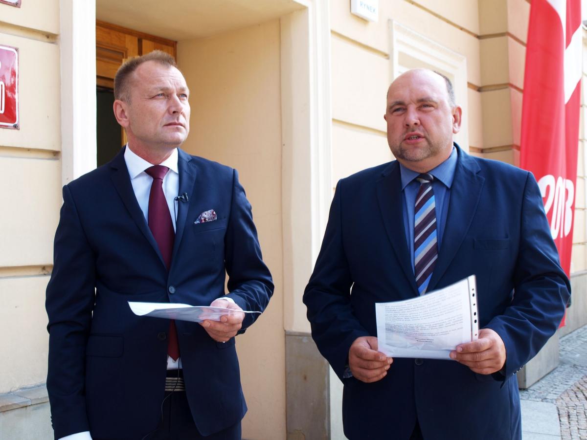W konferencji prasowej wziął udział szef Klubu Radnych Platformy Obywatelskiej Wojciech Błachowicz (z lewej) i przewodniczący struktur powiatowych PO, radny Tomasz Schabowski.<br/>fot.Mariusz Godos