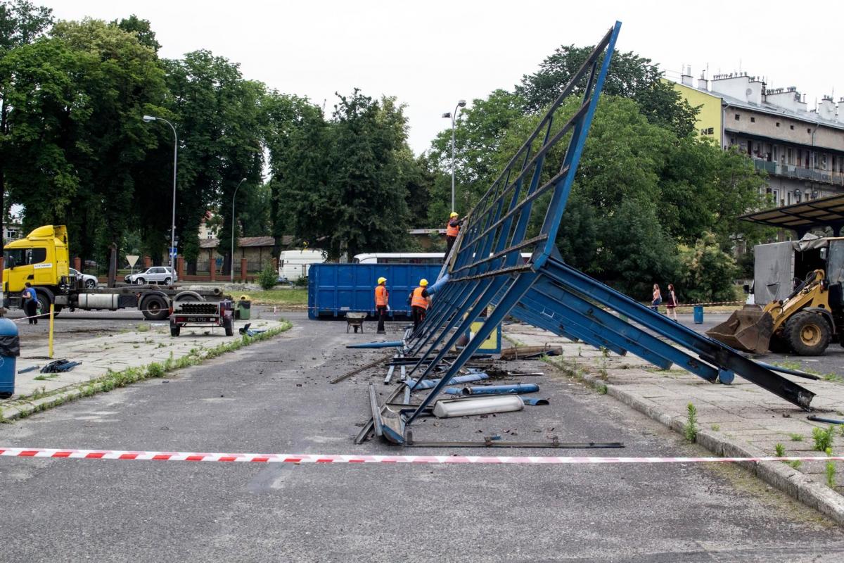 Stare, blisko półwieczne wiaty przystankowe padają pod płomieniami palników. Już wkrótce zastąpią je nowe. W sąsiedztwie powstanie też nowy dworzec z przestrzeniami handlowo-usługowymi oraz parking na 100 miejsc.