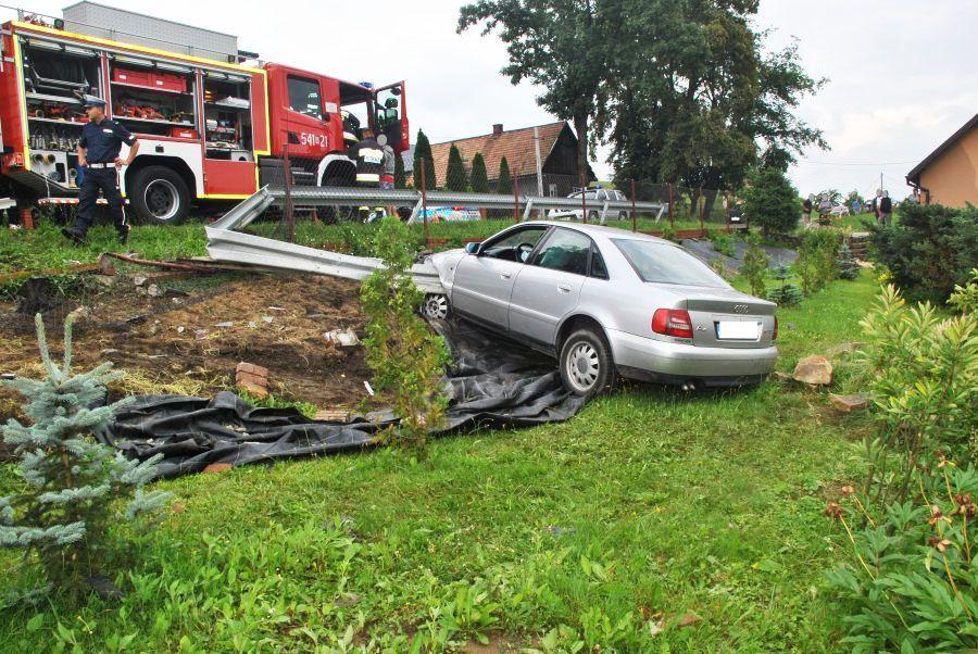 Pijany kierowca uderzył samochodem w barierę enegrochłonną, a następnie w ogrodzenie prywatnej posesji. <br/>fot.KPP Sanok