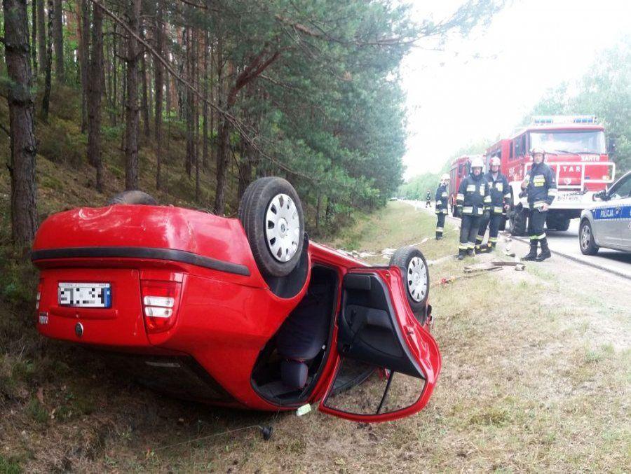 Kierująca skodą octavią wpadła w poślizg, straciła panowanie nad samochodem i dachowała w przydrożnym rowie. <br/>fot.KMP Stalowa Wola