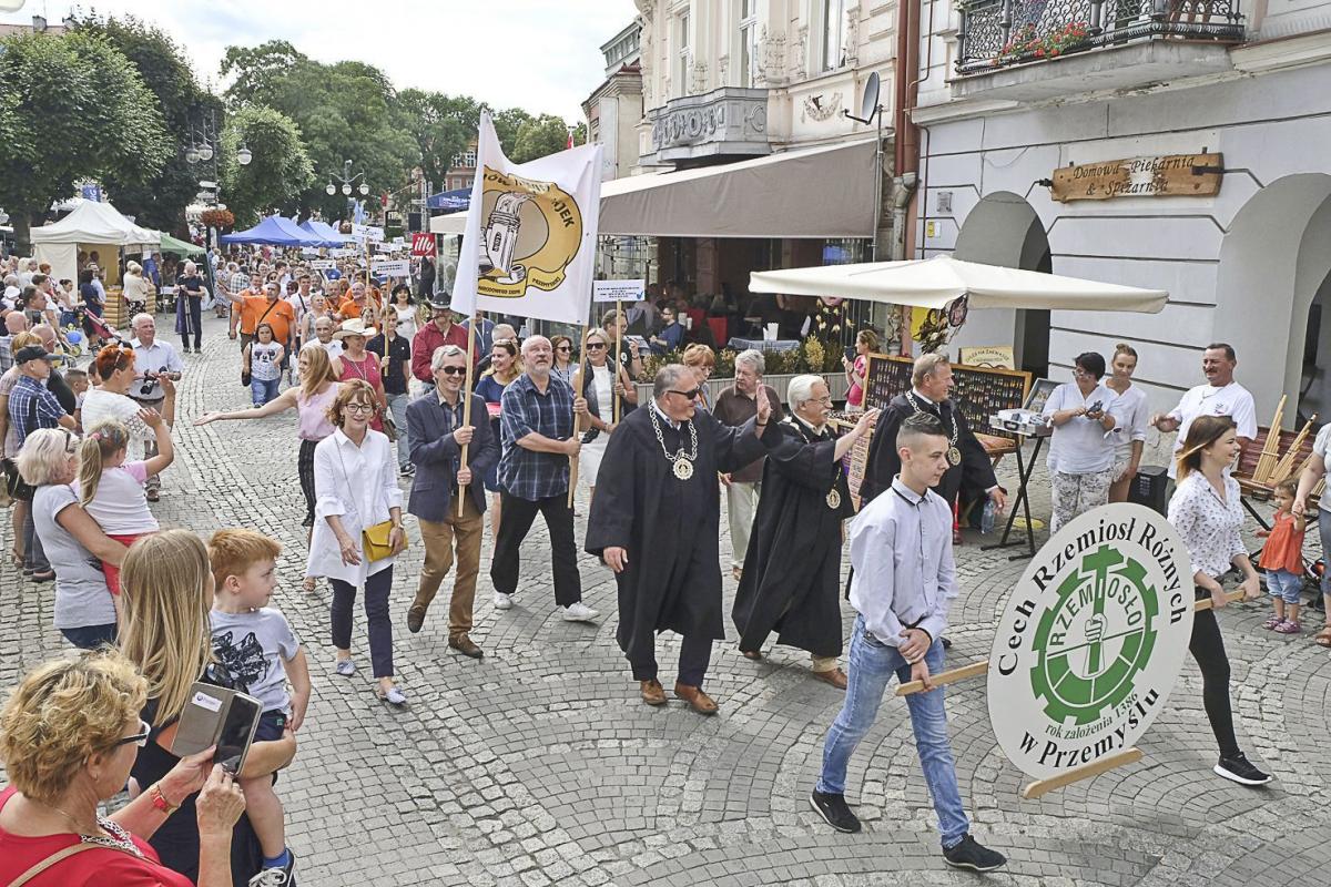 Korowód fajczarzy, fajkarzy i sympatyków fajki. <br/>fot.Jacek Szwic