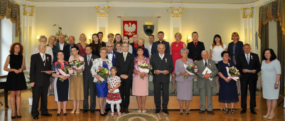 Szacowni jubilaci z rodzinami i przyjaciółmi.<br/>fot.Agata Czereba / UM Przemyśl