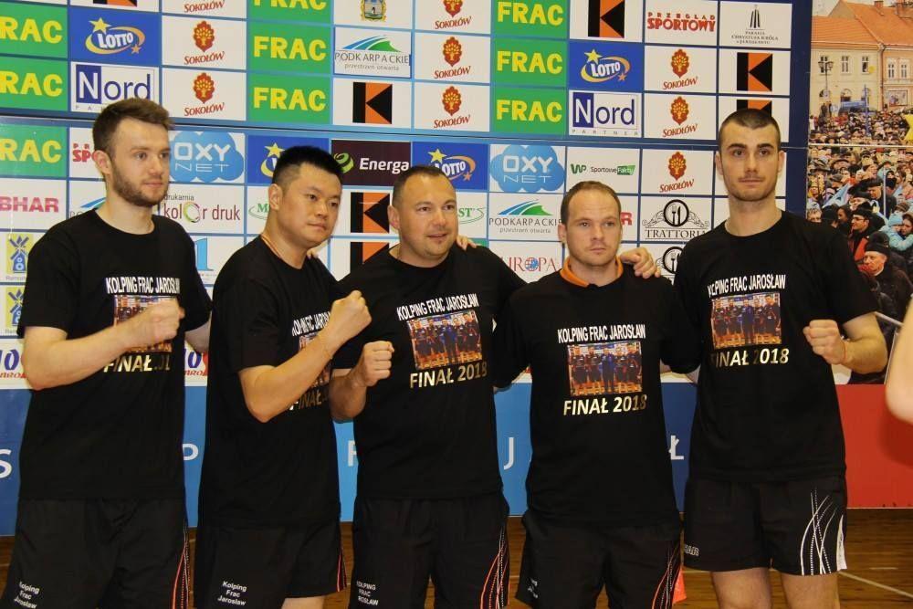 Drużynowi mistrzowie Polski Kolping FRAC Jarosław. Od lewej: Patryk Zatówka, Hou Yingchao, menadżer Kamil Dzikiewicz, Paul Drinkhall i Tomislav Pučar.<br/>fot.www.kolping-frac-jaroslaw.pl