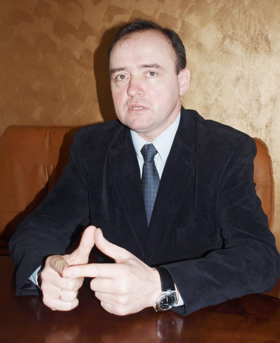 – Czy ja klnę? Wie pan, futbol wzbudza emocje. Pewnie pomyślę czasami, ale głośno tego nie artykułuję.  Ale prawdą jest, że mamy w składzie dwóch, trzech gości, którzy nie przebierają w słowach. Tak, klną! Nas samych to razi – mówi wójt gminy Orły Bogusław Słabicki.<br/>fot.Mariusz Godos