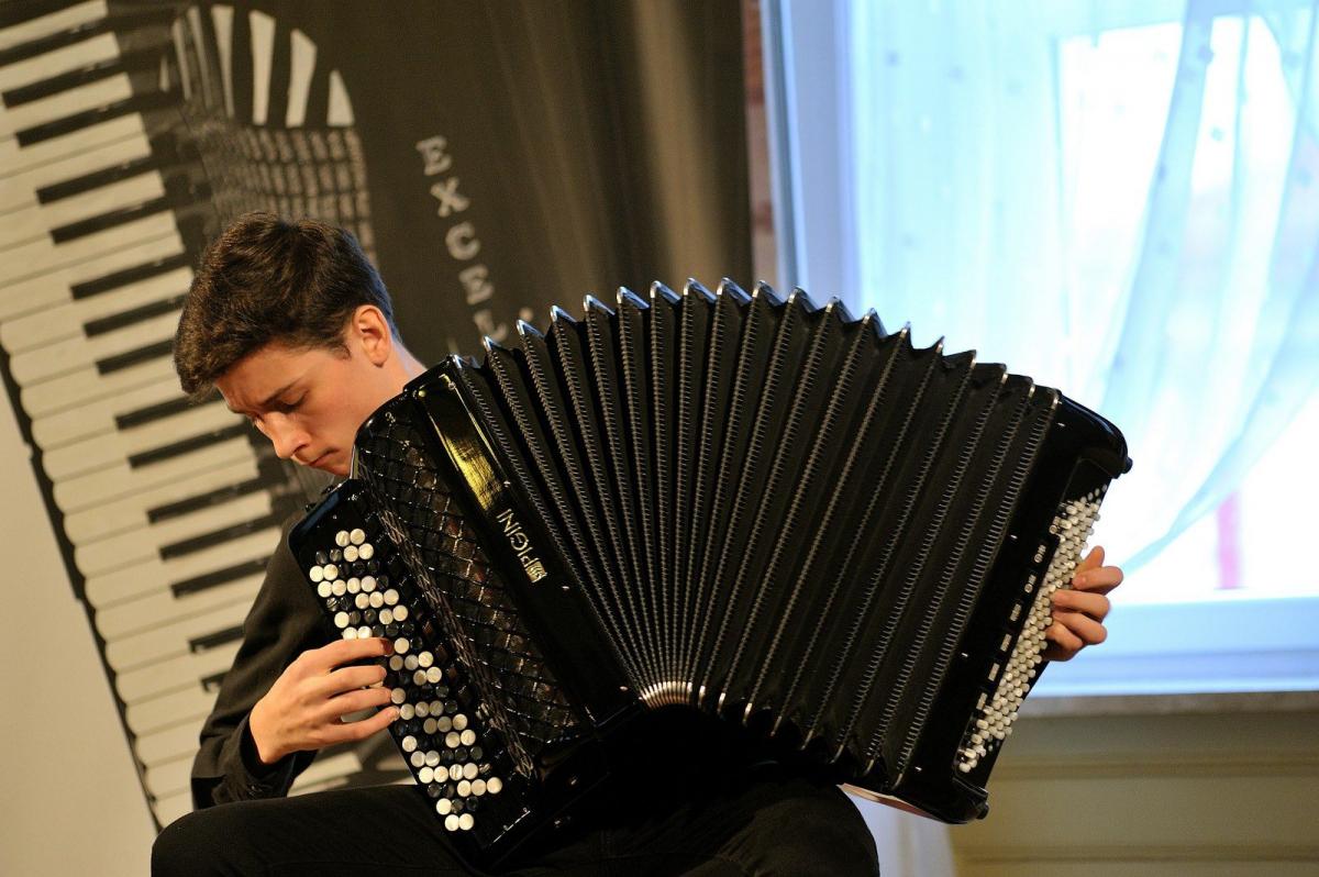 – Sprawność fizyczna przydaje się w grze na akordeonie, ponieważ jest to dość ciężki instrument – mówi Krzysztof Polnik.<br/>fot.ze zbiorów własnych