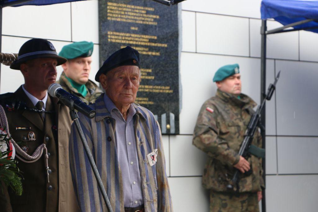 W uroczystości wziął udział Andrzej Tokarz, syn Kazimierza Tokarza, jednego z pierwszych więźniów obozu koncentracyjnego Auschwitz z numerem 282.<br/>fot.Starostwo Powiatowe w Jarosławiu