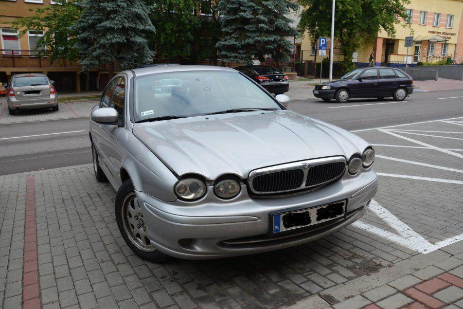 33-letni mieszkaniec Tarnobrzega uszkodził jaguara, skacząc po masce i kopiąc w karoserię. <br/>fot.KMP Tarnobrzeg