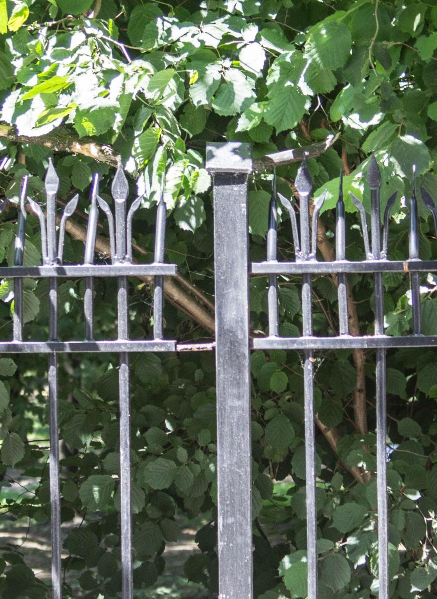 Wśród szeregu niedoróbek wskazywanych przez mieszkańców, ORKĘ i radnych najbardziej raziła jakość spawów. Te najgorsze mają być tylko tymczasowe. Otwartym pozostawało pytanie, dlaczego pomalowane i gotowe już przęsła łączone są brzydkimi płaskownikami, przez co wykonawca powiela rozwiązania rodem z 
