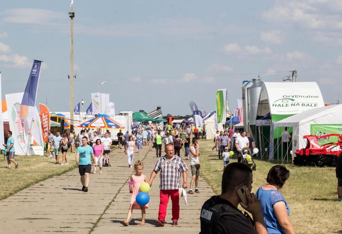 Podczas targów prezentowano całą gamę urządzeń i sprzętów, od kombajnów, przez siekiery, po ogrodowe krasnale.<br/>fot.Bartłomiej Pacek