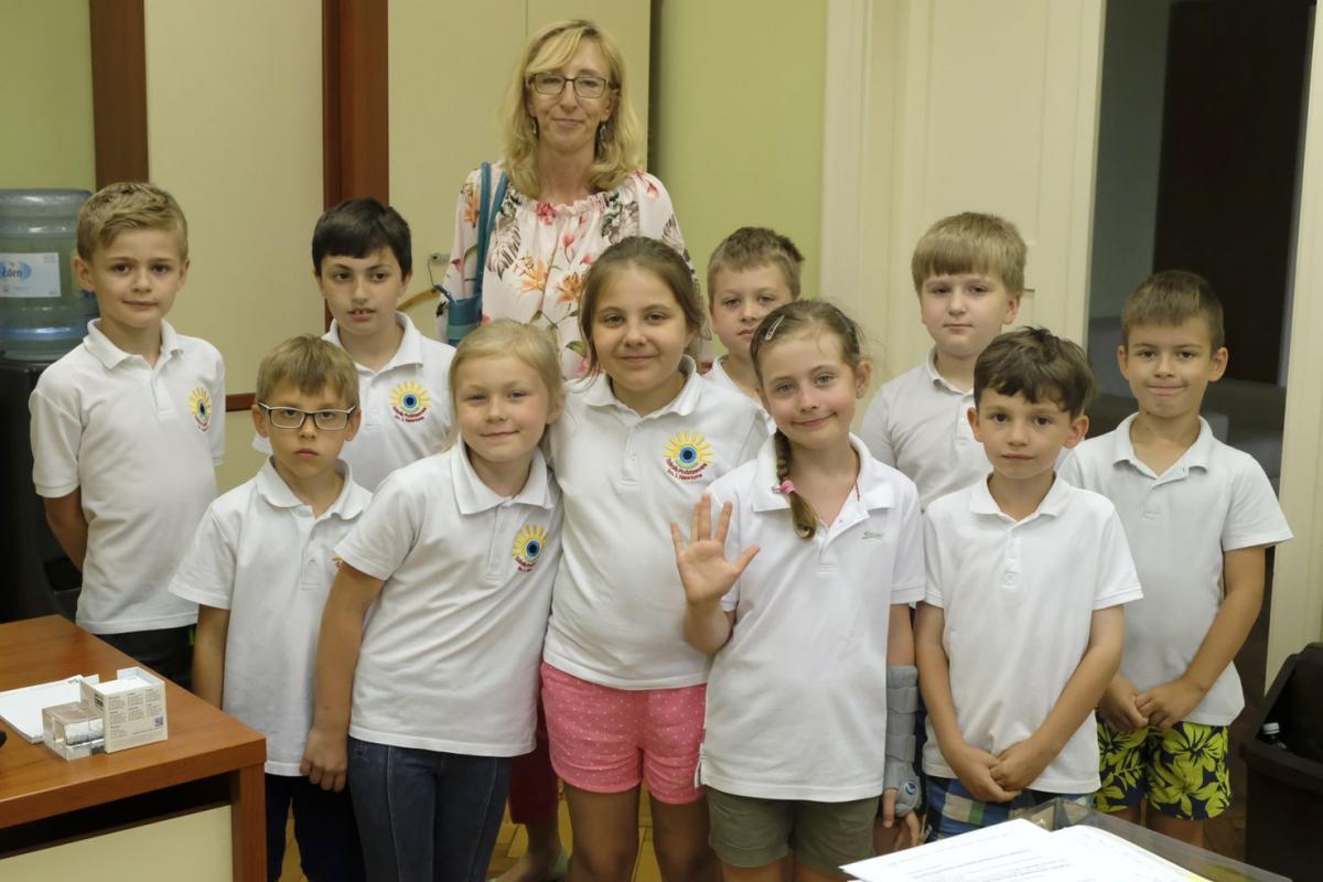 Drugoklasiści z Niepublicznej Szkoły Podstawowej im. I. Newtona w Przemyślu w redakcyjnych progach. Na zdjęciu z wychowawczynią Martą Derewońko.<br/>fot.Jacek Szwic