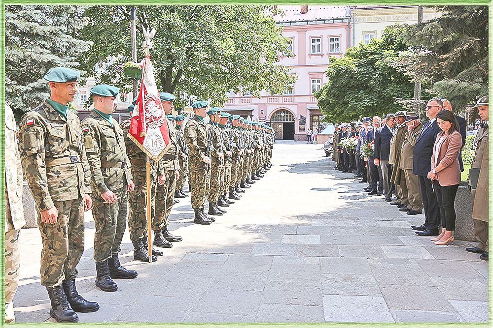 Pod tablicą upamiętniającą udział żołnierzy Garnizonu Jarosław w misjach poza granicami państwa złożono wieńce.<br/>fot.K. Kozłecki 14 DAS