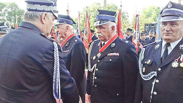 Druh Stanisław Kałamarz odznaczenie odebrał z rąk prezesa Zarządu Głównego Związku Ochotniczych Straży Pożarnych Rzeczypospolitej Polskiej Waldemara Pawlaka.