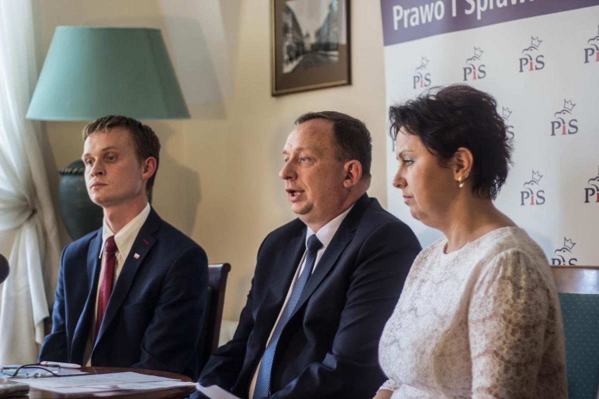 Radni klubu PiS na konferencji prasowej przekonywali, że współpraca na linii starosta– –burmistrz szwankuje, a ich interwencja była konieczna.<br/>fot.Bartłomiej Pacek