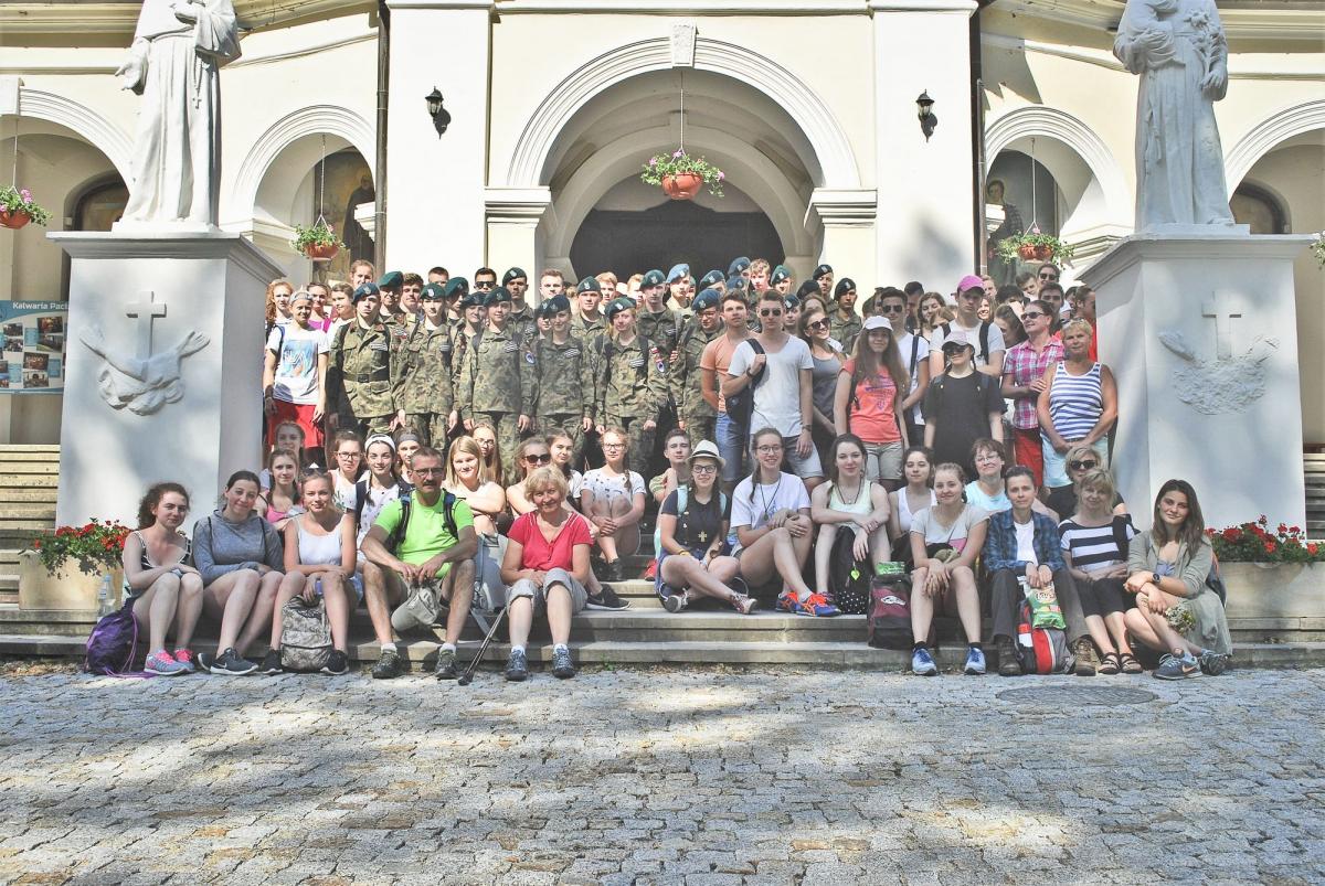 Prawie setka uczniów oraz nauczycieli II LO w Przemyślu wędrowała po raz XIV szlakiem Jana Pawła II. 

