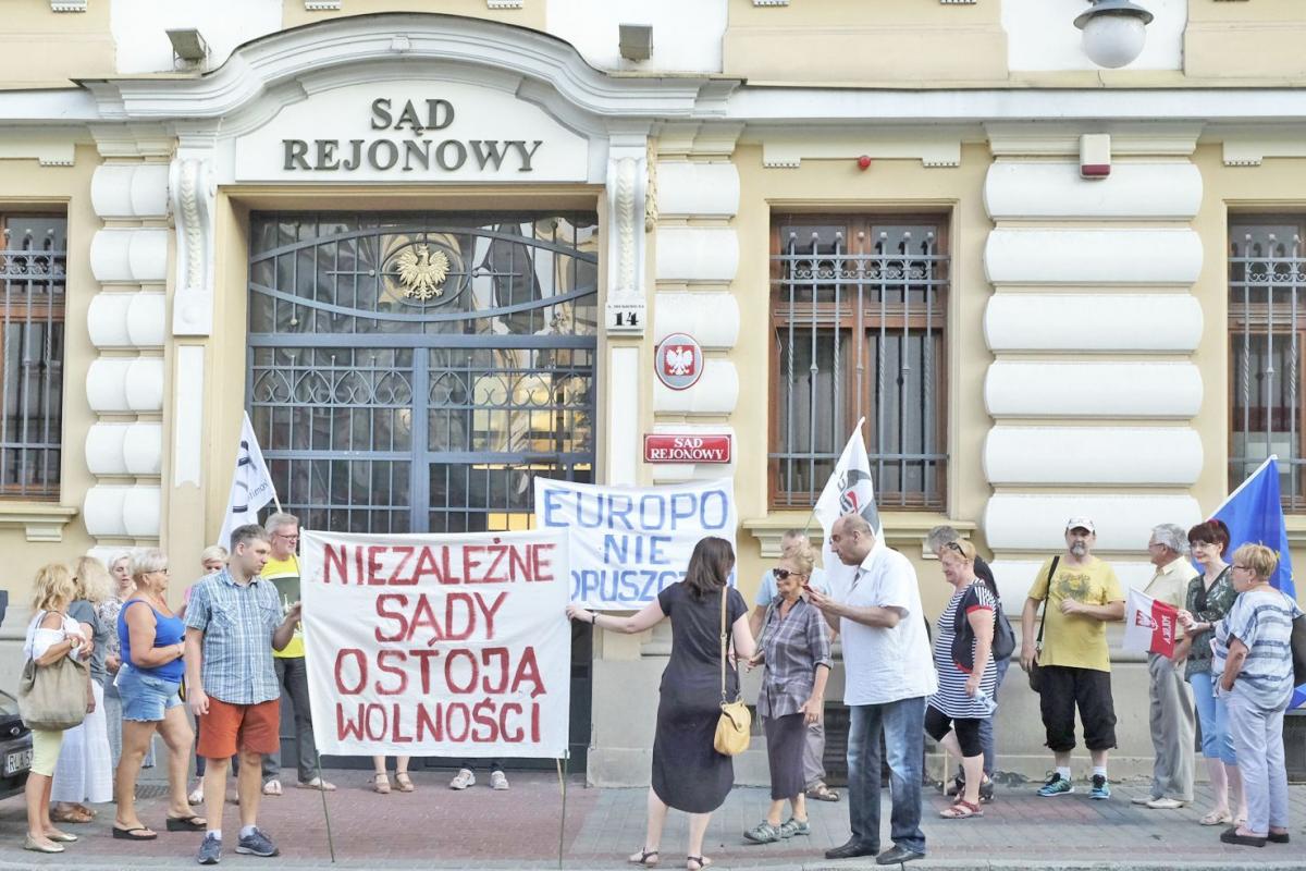 Poniedziałkowa manifestacja pod przemyskim sądem.<br/>fot.Jacek Szwic