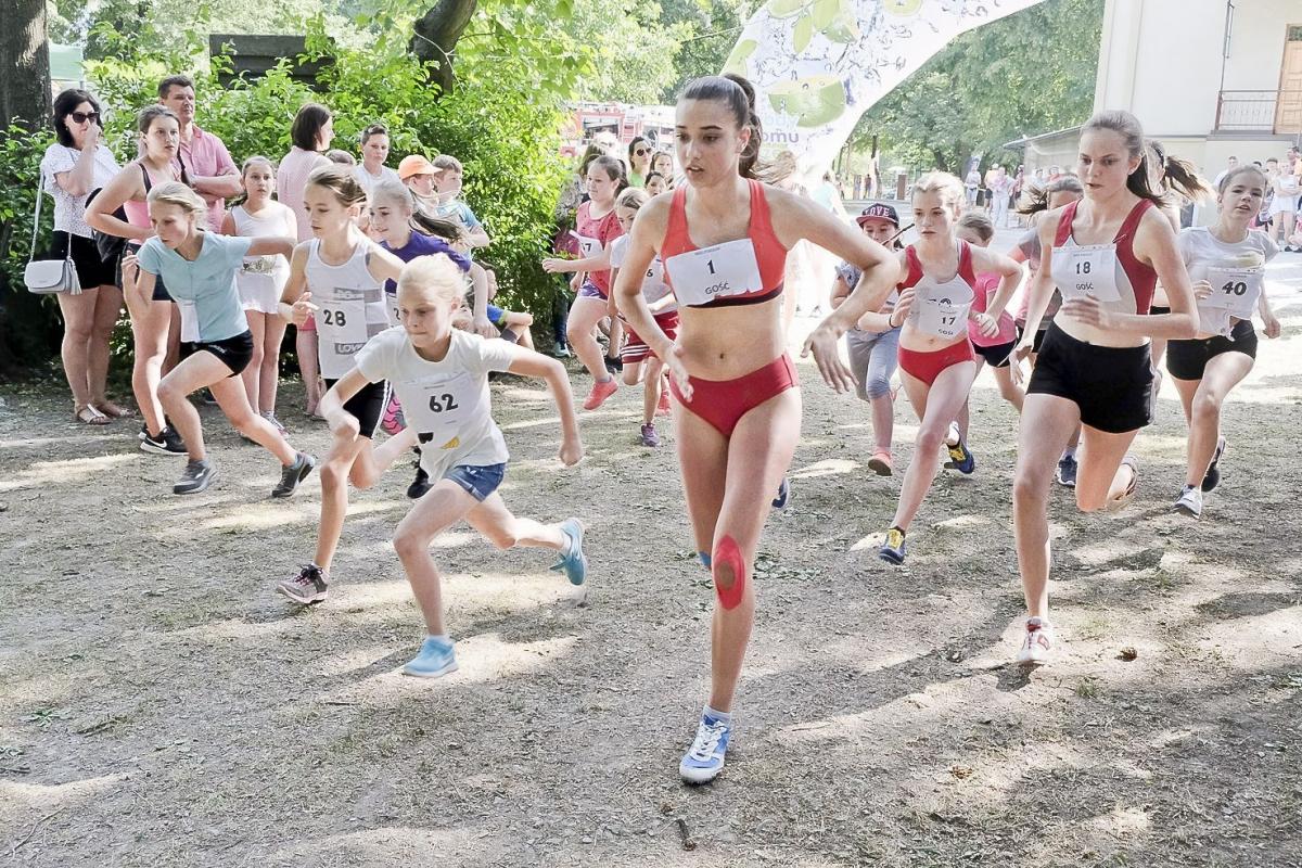 Start dziewczyn do dystansu 800 m. Z nr. 1 biegnie Julia Szczepanik.<br/>fot.Jacek Szwic