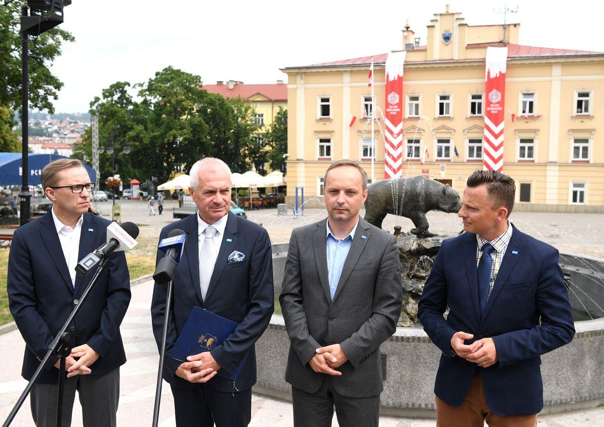 Podczas wtorkowej, 12 bm. konferencji prasowej Robert Choma oświadczył, że nie będzie ubiegał się o ponowny wybór na prezydenta. W spotkaniu z dziennikarzami towarzyszyli mu najbliżsi współpracownicy: Grzegorz Hayder, Artur Komorowski i Robert Bal.<br/>fot.zbiory własne