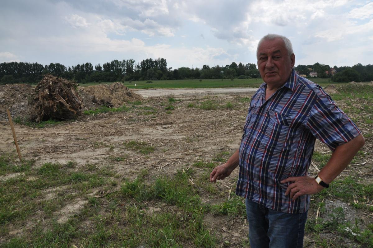 Zdjęcie wykonane jeszcze przed naszą interwencją. Składowana ziemia zajmowała prywatny teren pana Adama.<br/>fot.Paweł Bugira