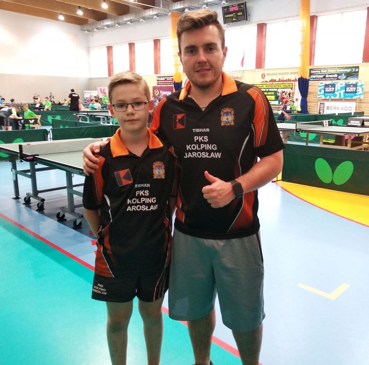 Dawid Jadam ze swoim trenerem Mateuszem Czernikiem podczas Mistrzostw Polski Żaków.<br/>fot.ze zbiorów własnych