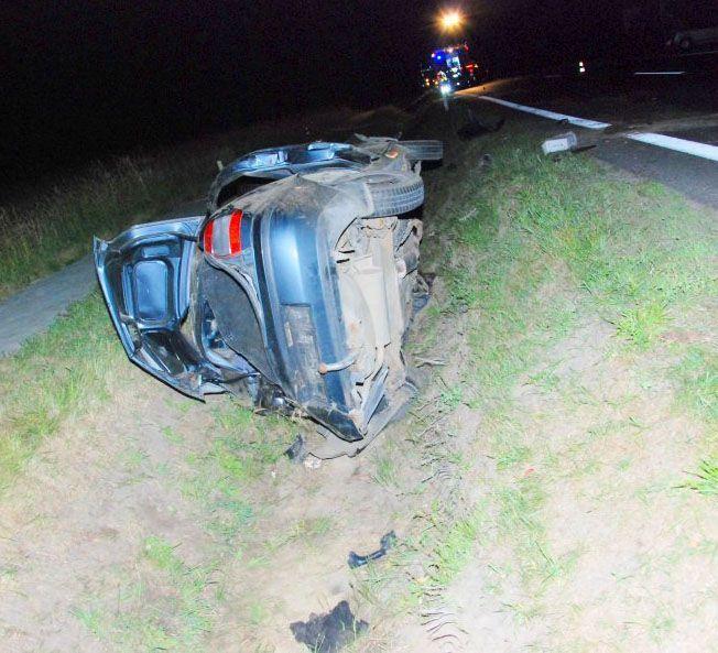 Kierowca fiata siena podczas manewru wyprzedzania stracił panowanie nad nim. Samochód koziołkował i wpadł do w rowu.<br/>fot.KPP Kolbuszowa