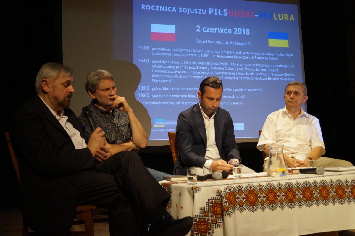 Na zdjęciu dr Stanisław Stępień (PWSW w Przemyślu), prof. Tomasz Stryjek (Collegium Civitas), Adam Balcer (Uniwersytet Warszawski), prof. Mykoła Łytwyn (Narodowa Akademia Nauk Ukrainy).<br/>fot.Igor Horków