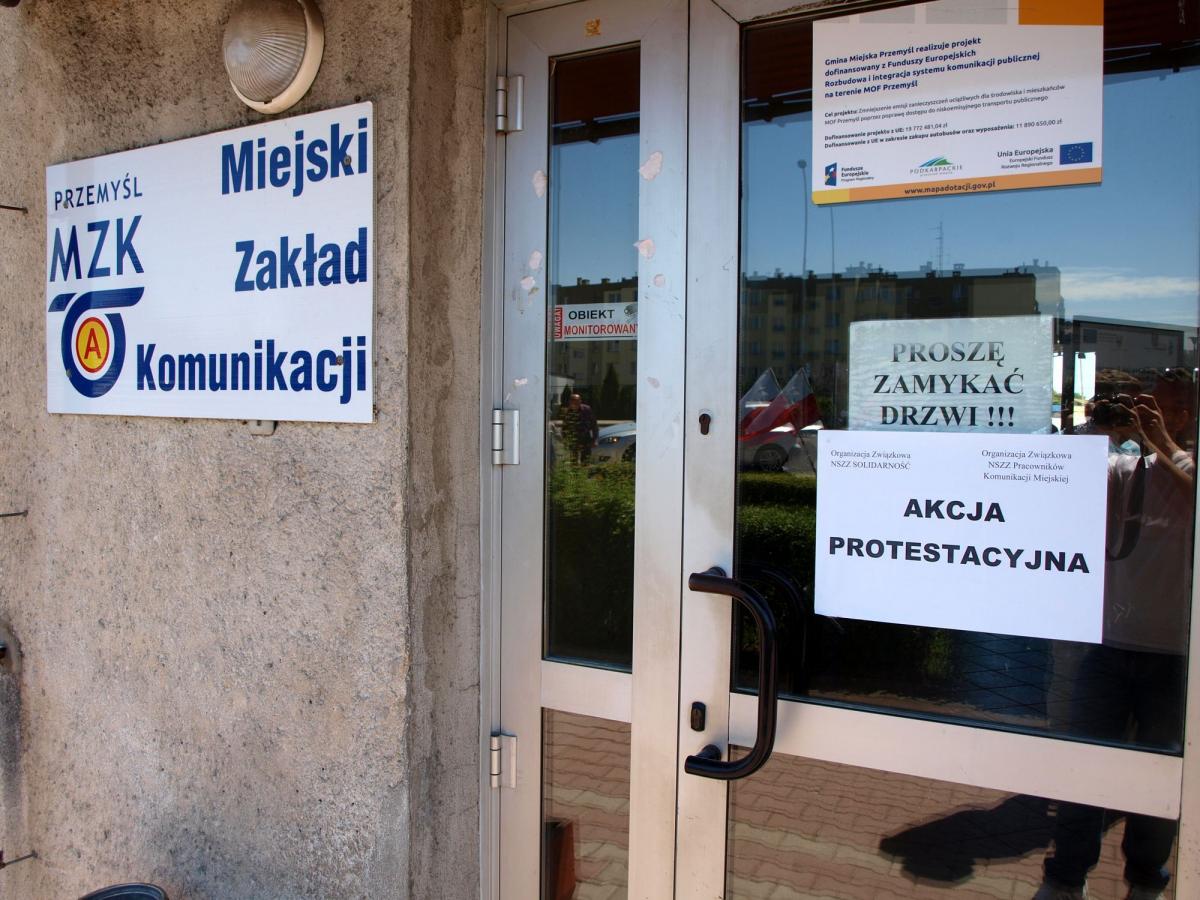 Protest w Miejskim Zakładzie Komunikacji spółka z o.o. w Przemyślu polega na razie na oflagowaniu zakładu i oklejeniu autobusów plakatami z informacją o akcji.<br/>fot.Mariusz Godos