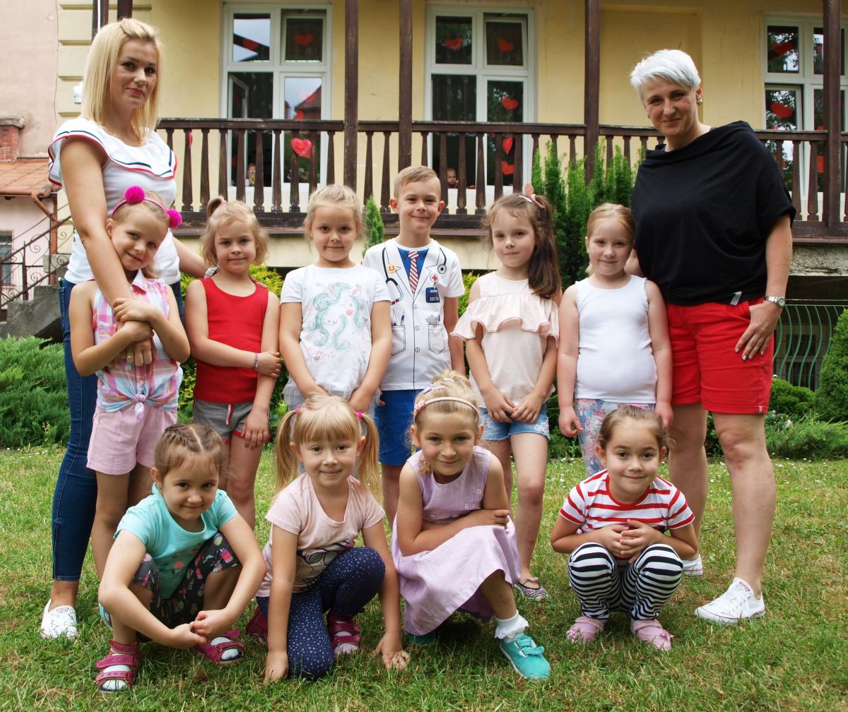 Taneczny Zespół Przedszkolny „Kropka” z Przedszkola Miejskiego nr 3 w Przemyślu z opiekunkami. Czy awansują do półfinału Mam Talent? Trzymajmy kciuki!<br/>fot.Mariusz Godos