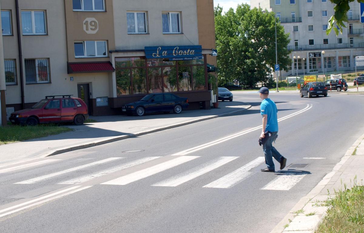 Przejście dla pieszych przy Wybrzeżu Marszałka Piłsudskiego znajduje się niemal na łuku drogi. Kierowca, który nie zachowuje nakazanej prędkości, ma niewielkie, a w zasadzie żadne szanse, aby przed nim wyhamować.<br/>fot.Mariusz Godos