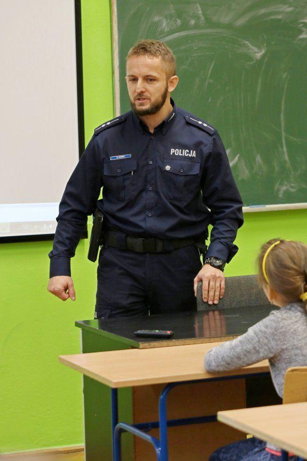 Asp. Marcin Krówka chce, by zajęcia profilaktyczne z jego udziałem były dla najmłodszych przygodą.<br/>fot.KMP Krosno
