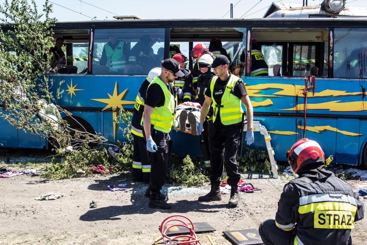 W ćwiczeniach wzięło udział 13 zastępów straży pożarnej. Każdy strażak uwijał się jak w ukropie – dosłownie i w przenośni.<br/>fot.Bartłomiej Pacek
