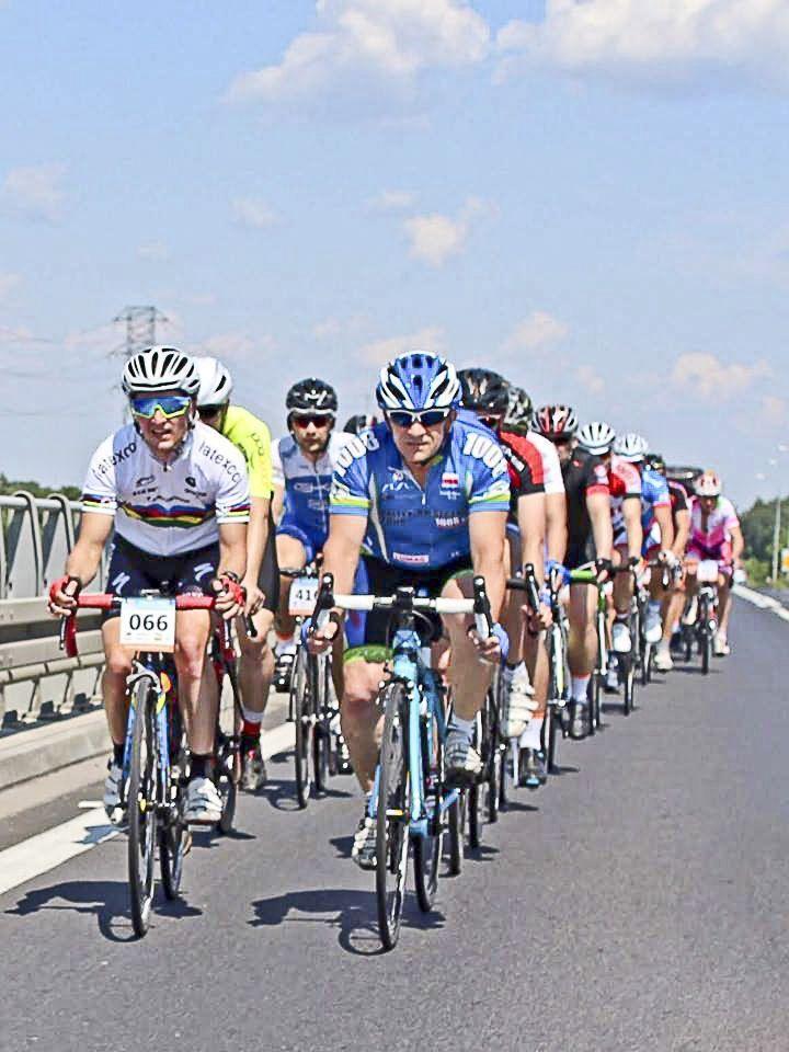 Uczestnicy rajdów pod hasłem „Rowerem przez Polskę” kręcą rekreacyjnie, ale też z nutą sportowej rywalizacji. Na zdjęciu kolumna rowerzystów na trasie rajdu w Mosinie.

<br/>fot.materiały organizatora