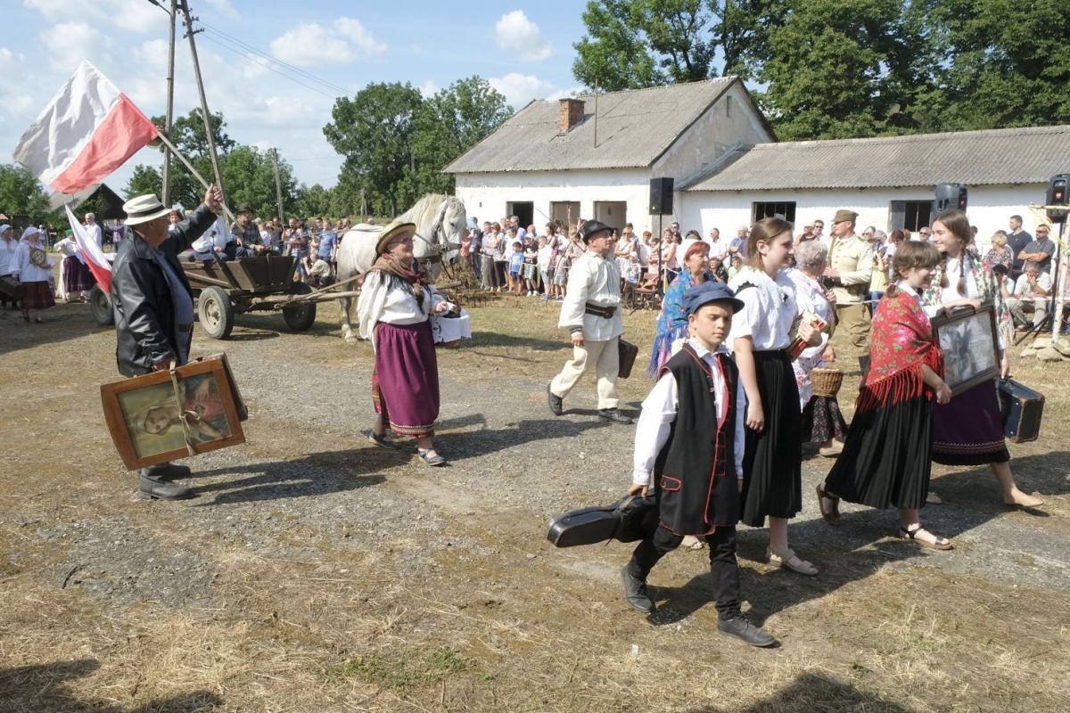 Z tobołami, sprzętami, bydłem po trzech latach poniewierki wracali do swoich gospodarstw.<br/>fot.Jacek Szwic