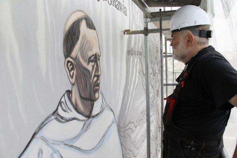 Artysta Marek Gliwa w trakcie prac przy muralu.<br/>fot.UM Jarosław