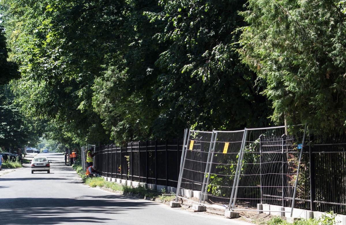 Intensywne prace przy odnowieniu ogrodzenia trwają. Na 4 czerwca zaplanowana jest  narada techniczna w sprawie postępów prac.  <br/>fot.Bartłomiej Pacek