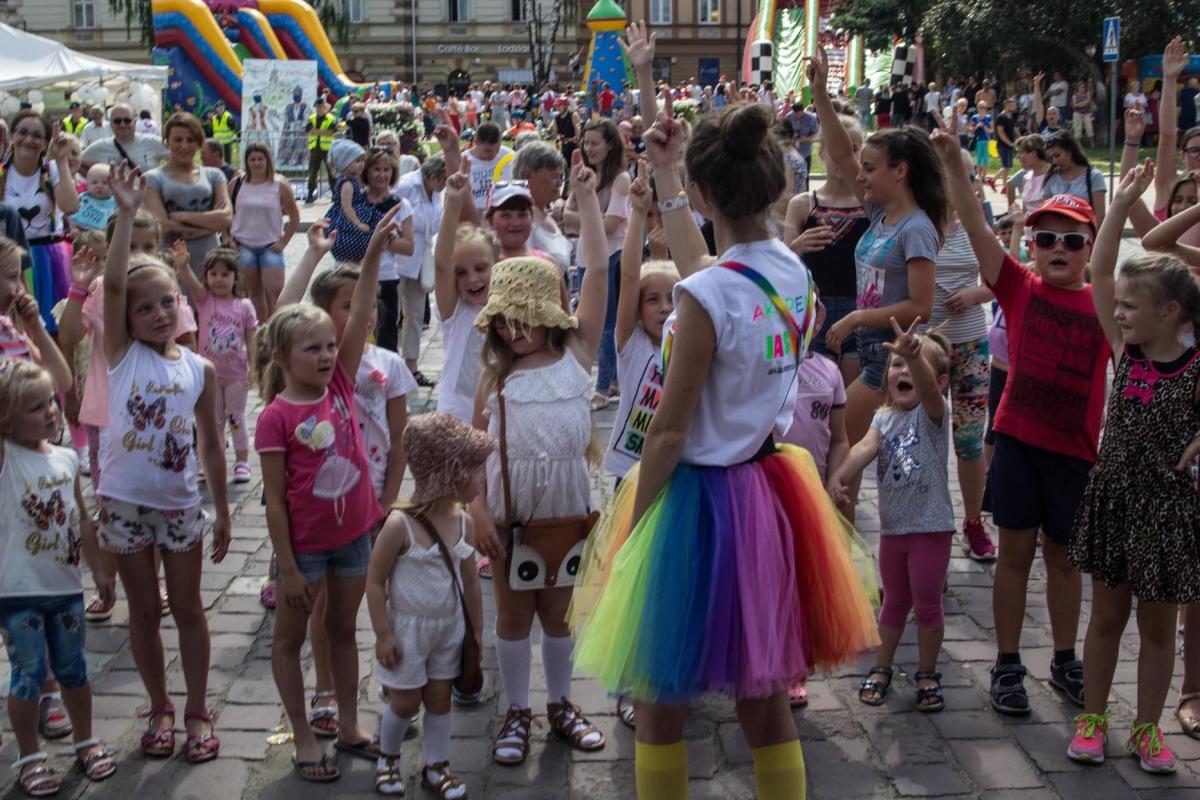 Na ustawionym u wylotu ulicy Grodzkiej specjalnym boisku rozegrano pasjonujący turniej żywych piłkarzyków.<br/>fot.Bartłomiej Pacek