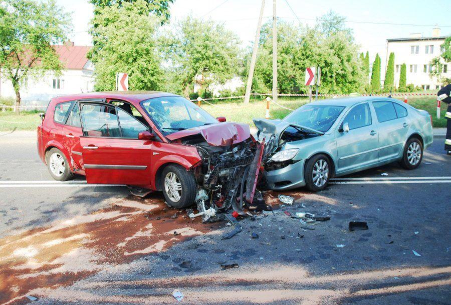 Po czołowym zderzeniu renaulta ze skodą do szpitala trafiło aż siedem osób.<br/>fot.KPP Strzyżów