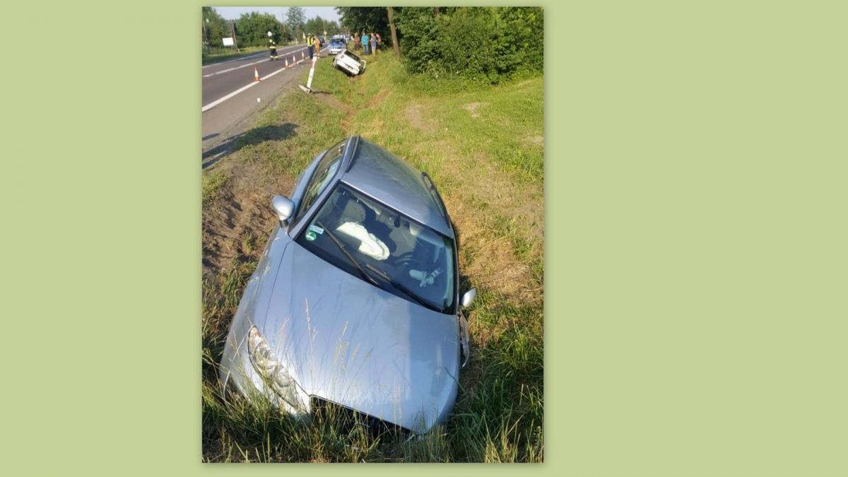 Na skutek zderzenia fiat siena wjechały do przydrożnego rowu. <br/>fot.KPP Kolbuszowa