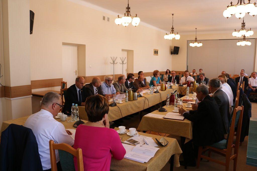 Jedną z najważniejszych uchwał 48. sesji Rady Powiatu Jarosławskiego było zwiększenie tegorocznego budżetu o 612 tys. zł z przeznaczeniem na remont drogi powiatowej Duńkowice – Laszki – Lubaczów.<br/>fot.Starostwo Powiatowe w Jarosławiu