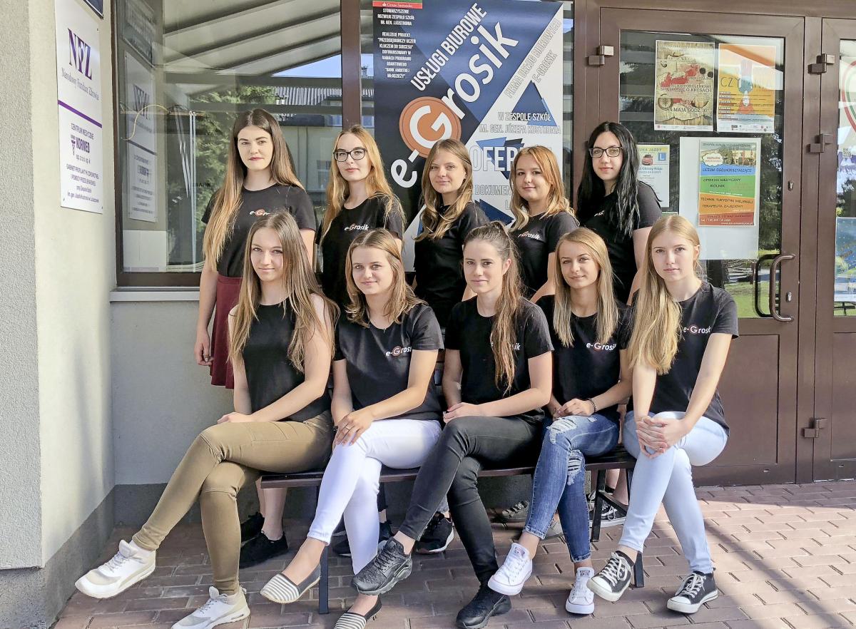 Uczniowską firmę e-Grosik prowadzą uczennice trzeciej klasy Technikum Ekonomicznego, natomiast stworzona strona internetowa firmy i jej obsługa należy do uczniów drugiej klasy Technikum Informatycznego.<br/>fot.ze zbiorów własnych