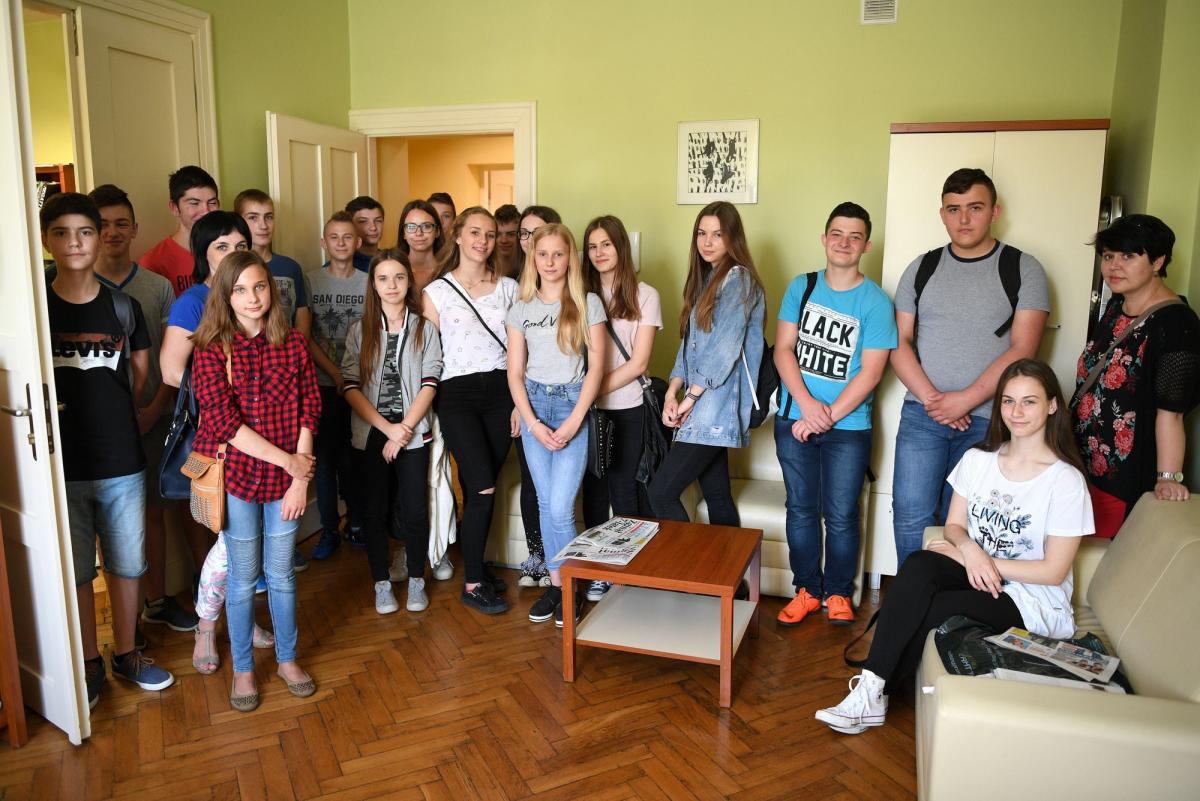 Młodzież z Maćkowic z nauczycielkami Katarzyną Sus, Barbarą Zabłocką i Dorotą Pasiak-Konowalik w redakcyjnych progach.<br/>fot.zbiory własne