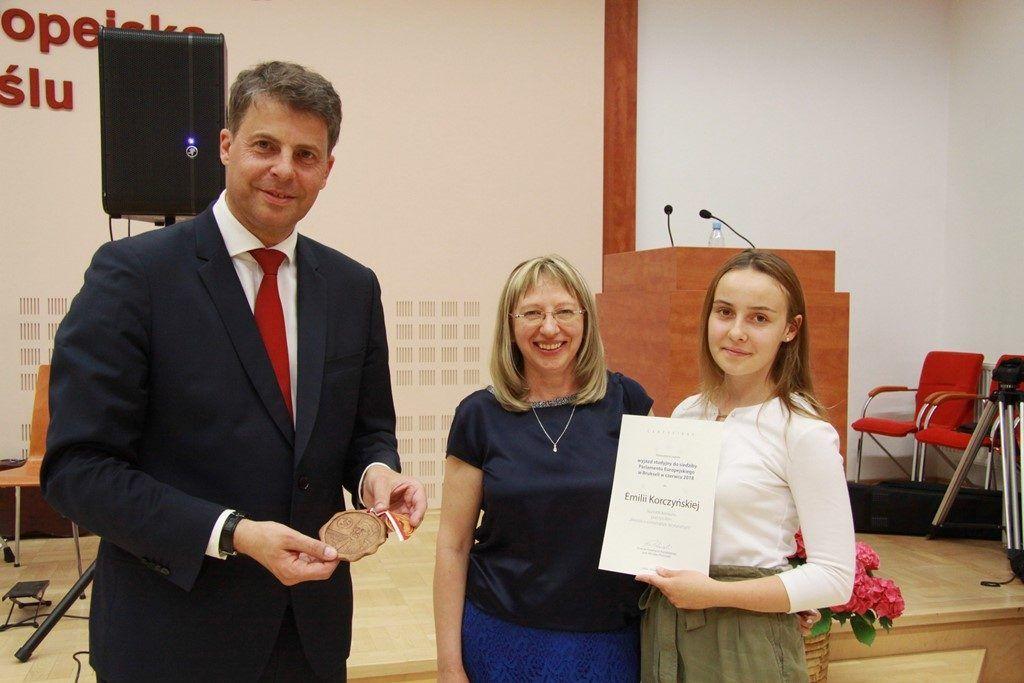 Podczas konferencji europoseł prof. Mirosław Piotrowski (KUL, WSKSiM w Toruniu)
wręczył nagrody zwycięzcom konkursów, które objął swoim patronatem.
<br/>fot.Tomasz Bielański