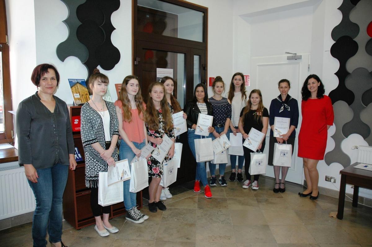 Laureatki i jurorki Wiosennego Konkursu na Recenzję „Dowolność czytania” 2018.<br/>fot.Marta Wajda