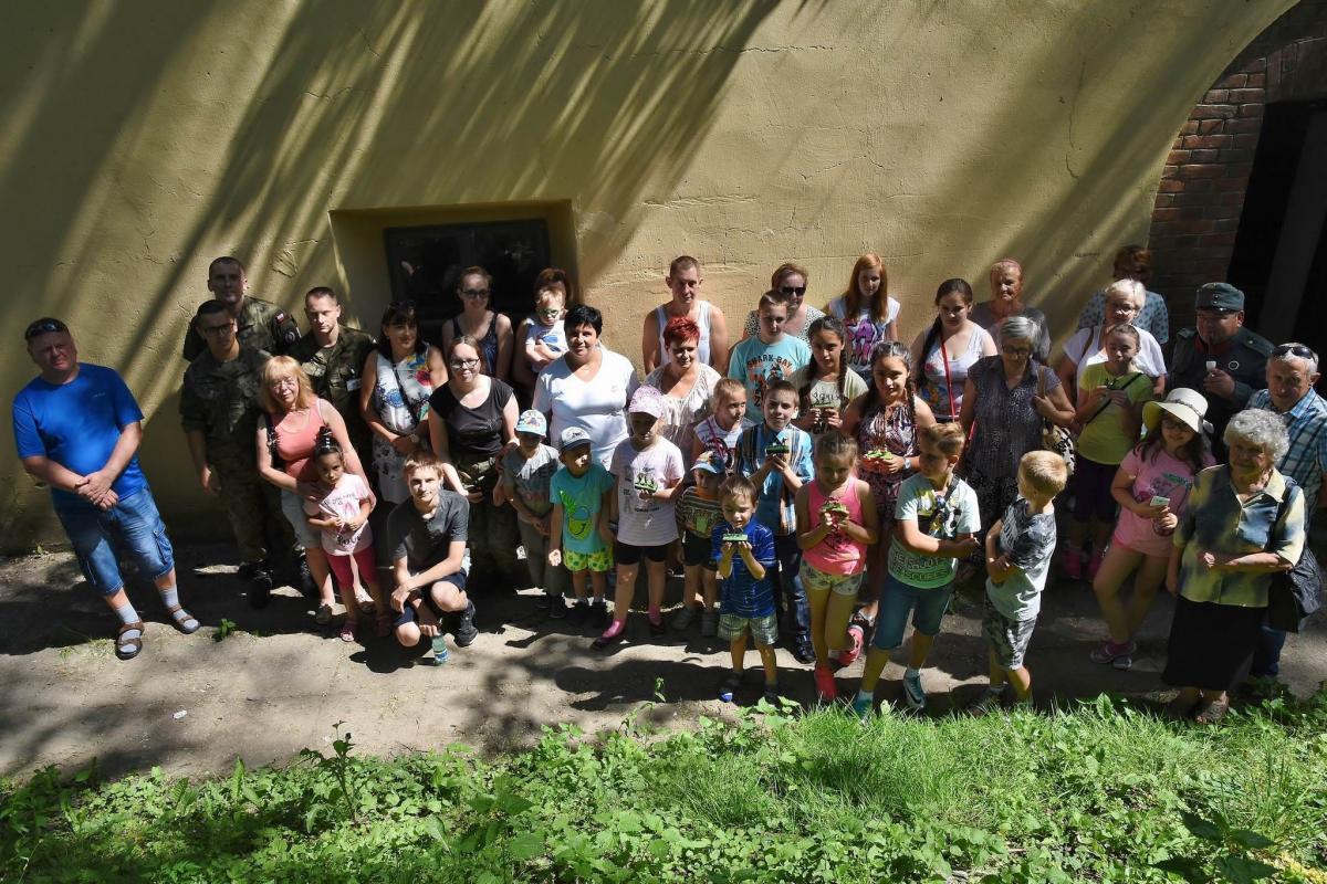 Po fortecznych zakamarkach oprowadzał Mariusz Bednarz ze Stowarzyszenia Przyjaciół Dobrego Wojaka Szwejka. <br/>fot.Paweł Bugira
