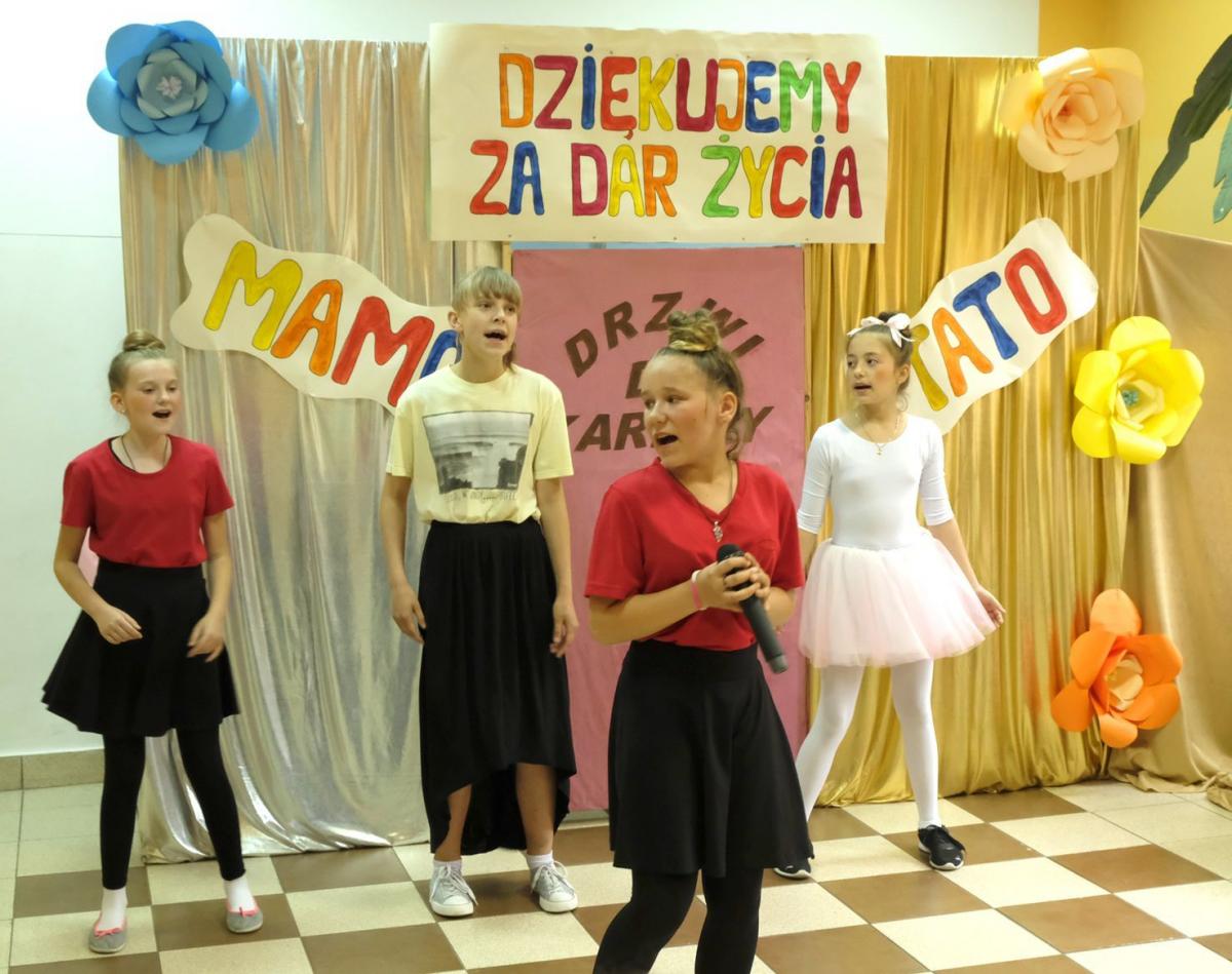 Fragment spektaklu Rodzicom za dar życia w wykonaniu wychowanków świetlicy „Perspektywa”.<br/>fot.Jacek Szwic