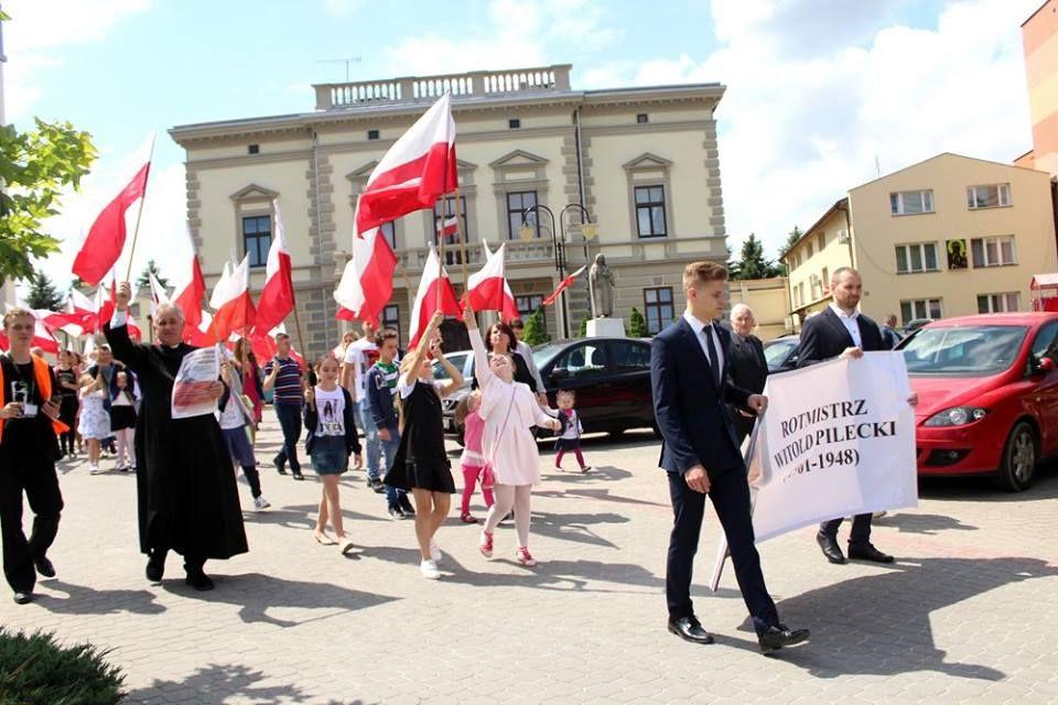 Uczestnicy Marszu Rotmistrza Pileckiego przemierzyli miasto, niosąc flagi w narodowych barwach.<br/>fot.Fundacja \