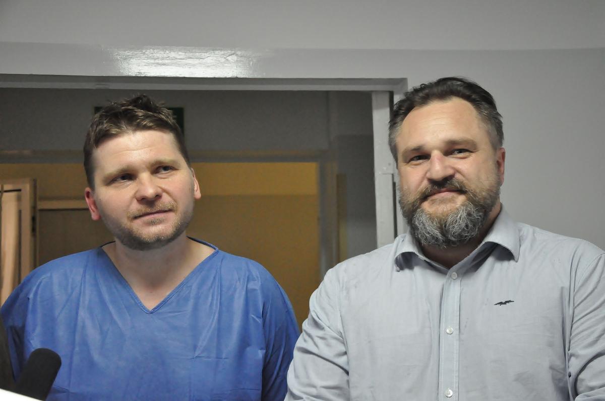 Dr Przemysław Zimnoch ze Szpitala Bielańskiego (z prawej) chwalił przemyskich lekarzy za fachowość i sprawność manualną. Obok dr Rafał Walczak, kierownik przemyskiej urologii.<br/>fot.Paweł Bugira