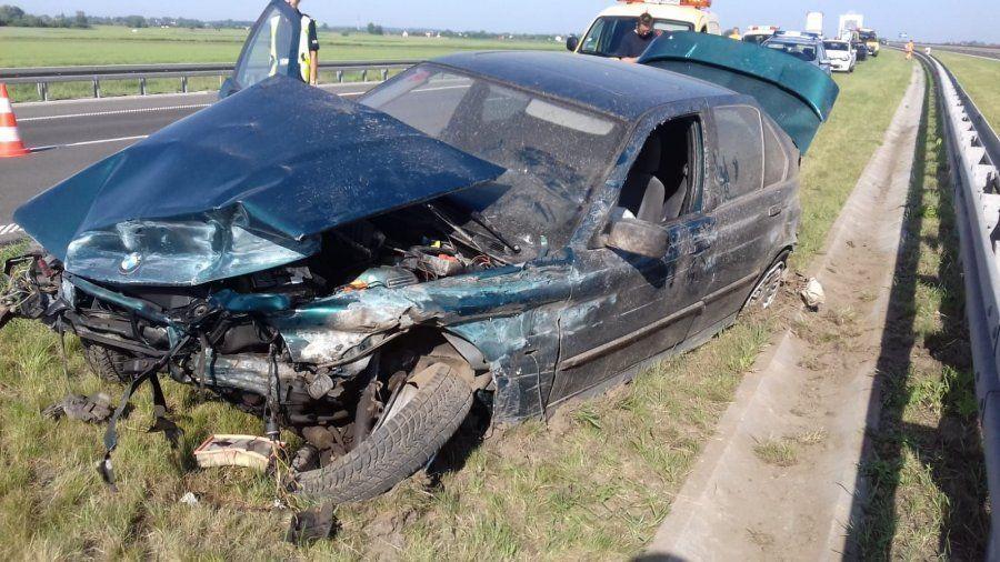 Uderzenie w barierkę musiało być bardzo mocne, z bmw niewiele zostało...<br/>fot.KPP Przeworsk