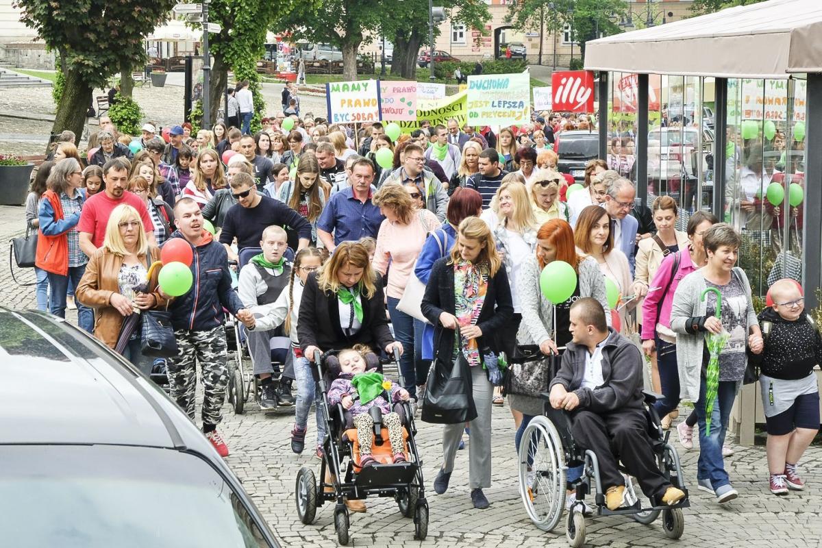 Obchody Dnia Walki z Dyskryminacją Osób Niepełnosprawnych rozpoczęły się w Rynku.<br/>fot.Jacek Szwic