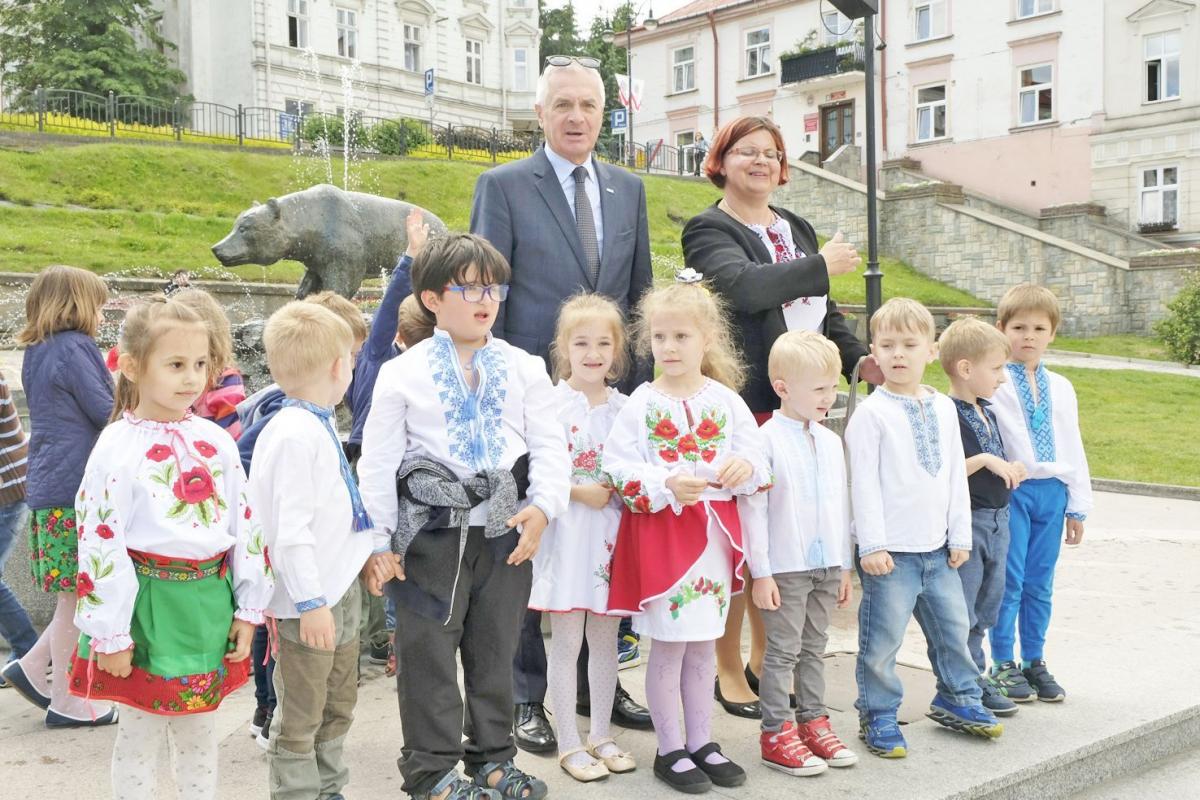 Ze swoich strojów najbardziej dumne były przedszkolaki, które pozowały do zdjęcia z prezydentem Robertem Chomą.  <br/>fot.Jacek Szwic
